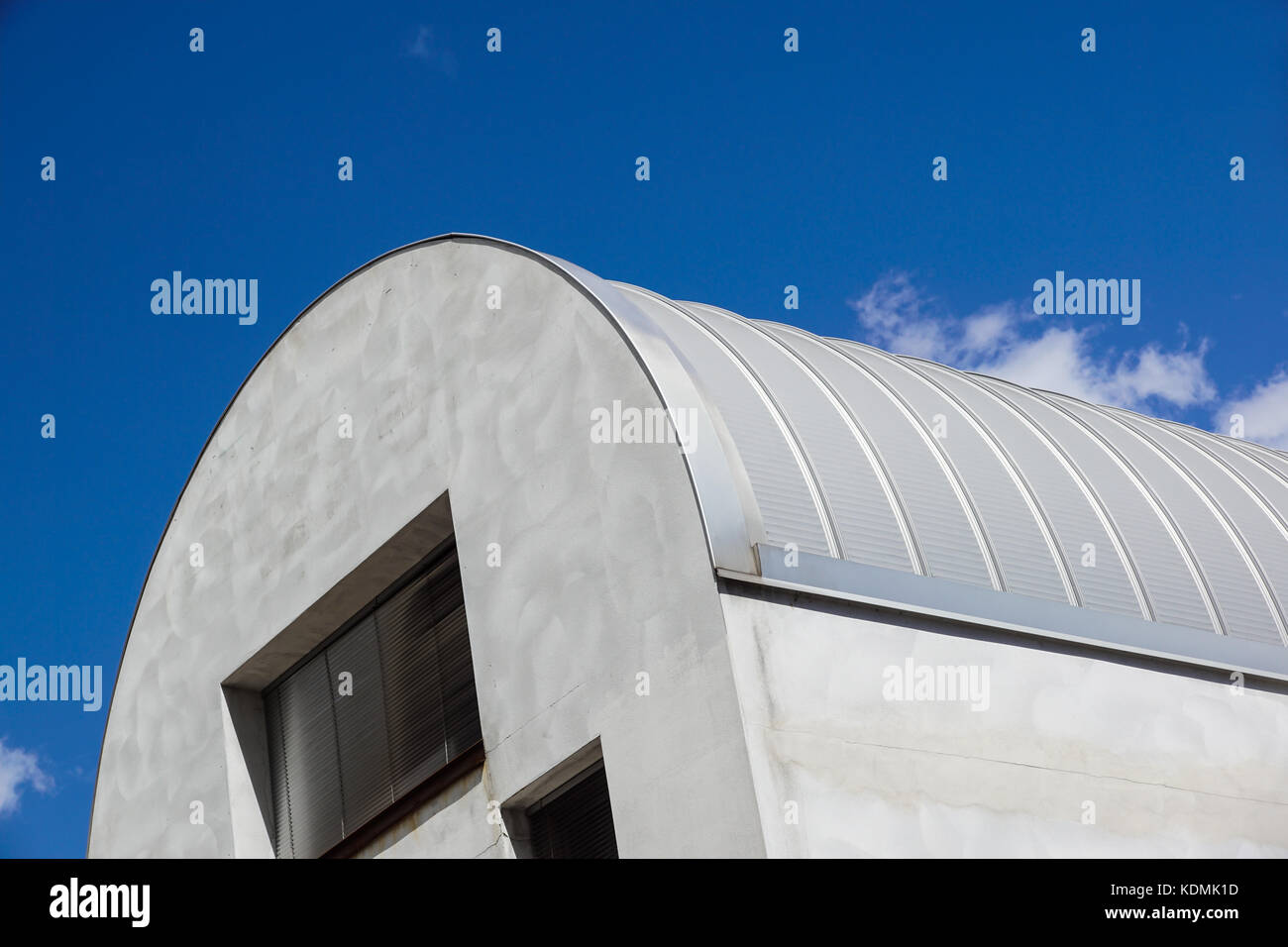 Costruzione moderna. metallo nervati arch-span copertura del tetto. guardando in alto . Foto Stock