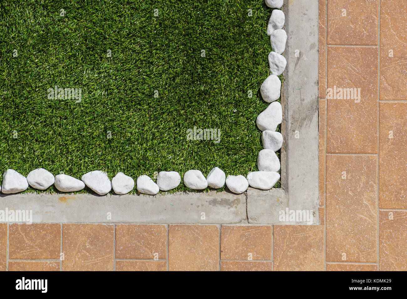 Progettazione pavimento con piastrelle e ghiaia ornamentali . vari materiali per pavimentazioni in giardino . il giardinaggio professionale Foto Stock