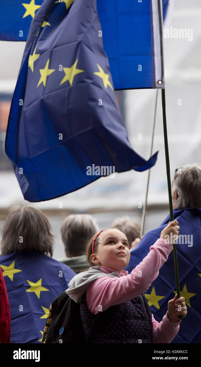 La gente si riunisce in un evento Rally per l'Europa sul Royal Mile di Edimburgo, che fa parte della campagna del movimento europeo in Scozia contro la Brexit. Foto Stock