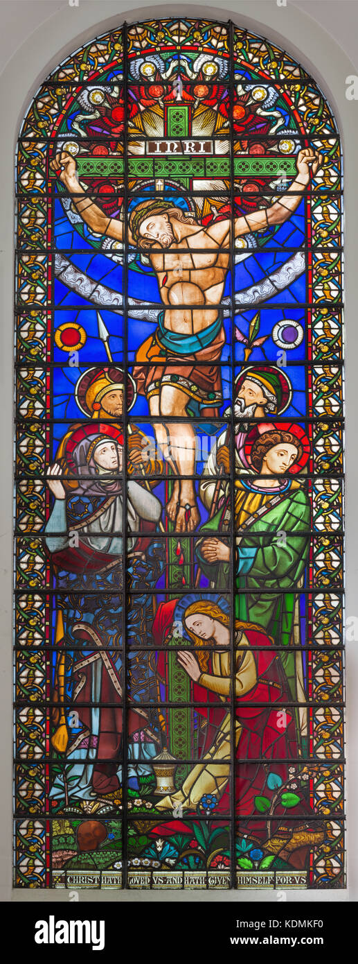 Londra, Gran Bretagna - 14 settembre 2017: la crocifissione di Gesù sul vetro macchiato nella chiesa di st. Michael cornhill di Clayton e campana . Foto Stock
