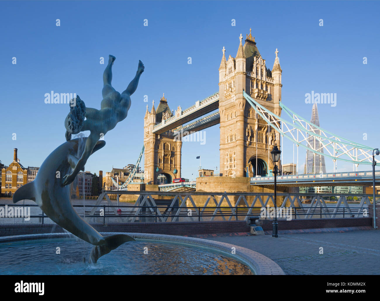 Londra, Gran Bretagna - 19 settembre 2017: ragazza con una fontana dei Delfini (1973) di david wynne. Foto Stock