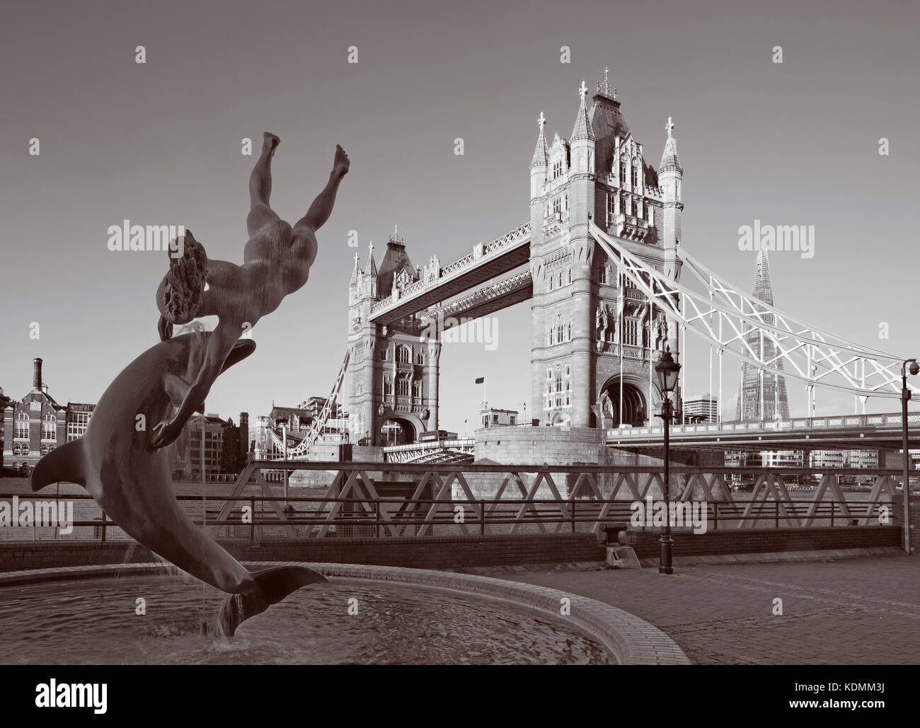 Londra, Gran Bretagna - 19 settembre 2017: ragazza con una fontana dei Delfini (1973) di david wynne. Foto Stock