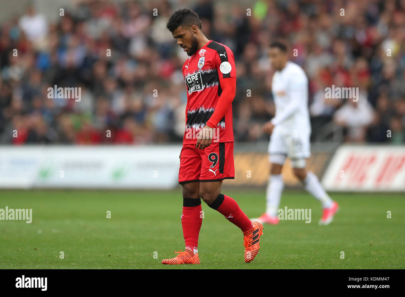 Elias Kachunga di Huddersfield Town durante la partita della Premier League al Liberty Stadium di Swansea. Foto Stock