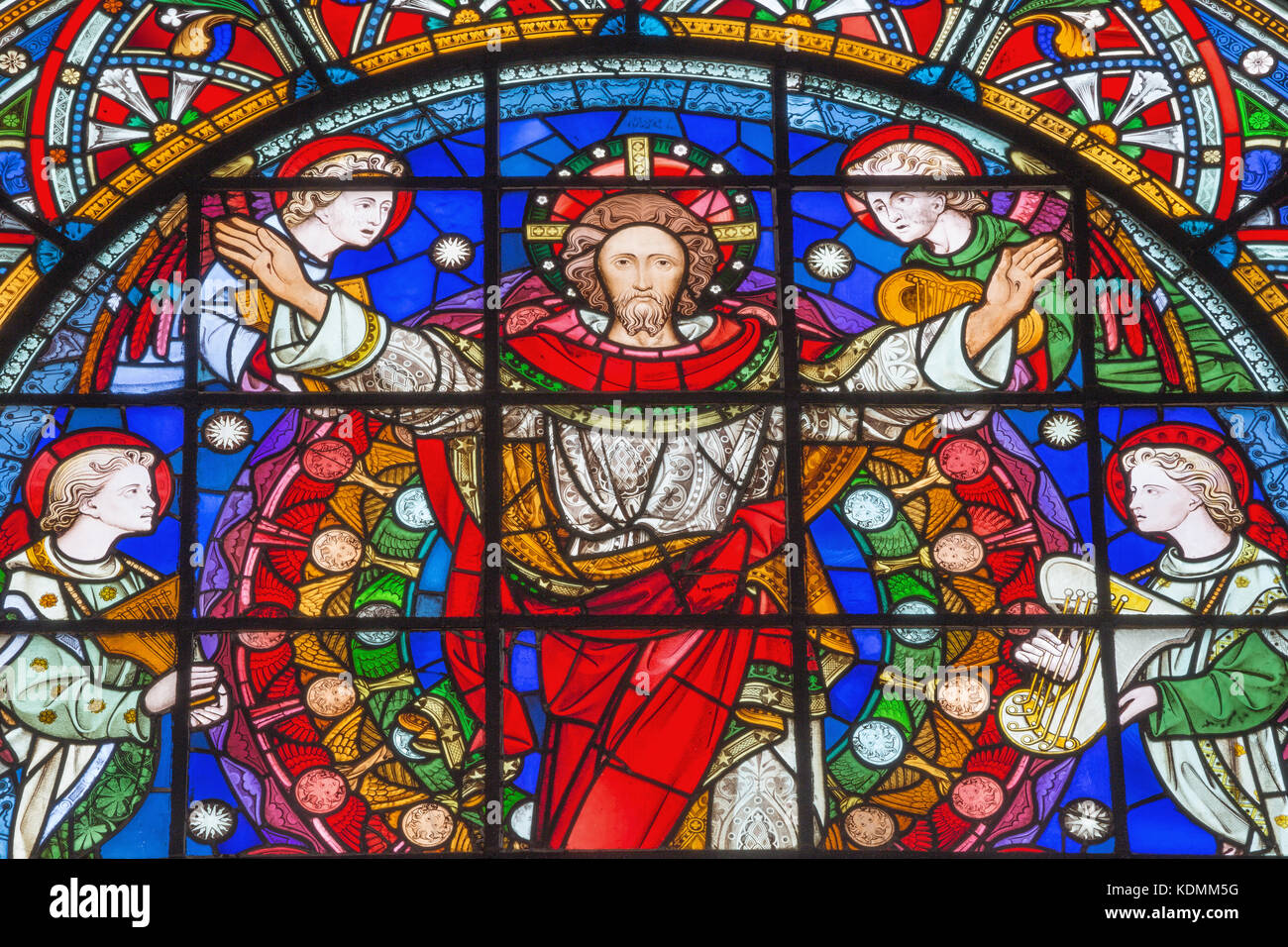 Londra, Gran Bretagna - 14 settembre 2017: il Risorto Gesù Cristo tra gli angeli sul vetro macchiato nella chiesa di st. Michael cornhill. Foto Stock