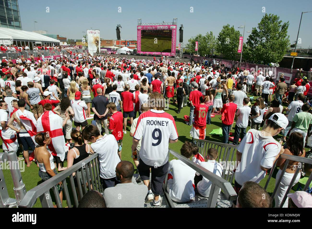 La folla al Millennium Point guarda Birmingham Inghilterra ha battuto il Paraguay 1 - 0 a calcio su un grande schermo TV. Foto Stock