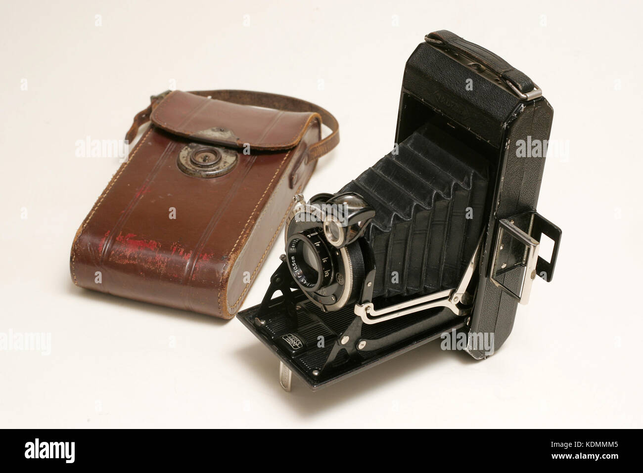 Zeiss Ikonta fotocamera di piegatura, 6cm x 9cm formato, con tan custodia in pelle Foto Stock