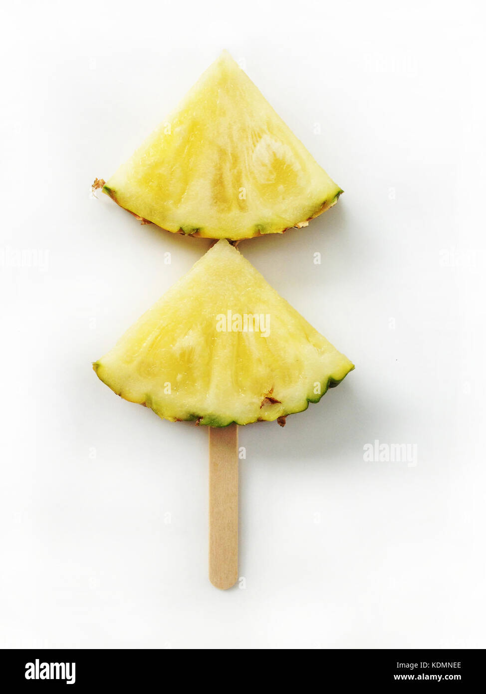 Fette di ananas isolato con bastoncini di ghiaccioli su sfondo bianco Foto Stock