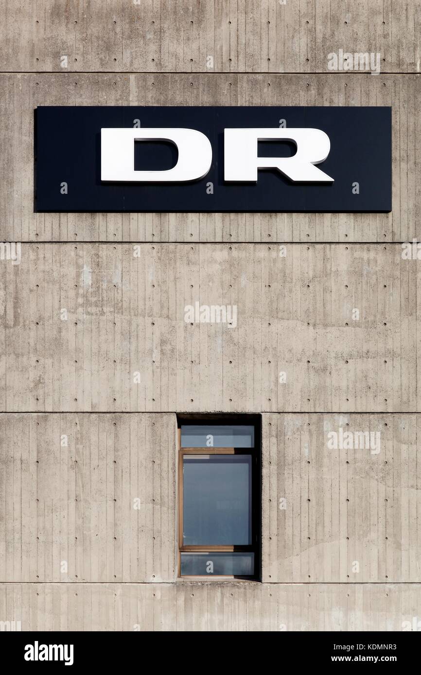 Aarhus, Danimarca - 8 novembre 2015: Logo DR sulla facciata degli studi radiofonici e televisivi di Aarhus Foto Stock
