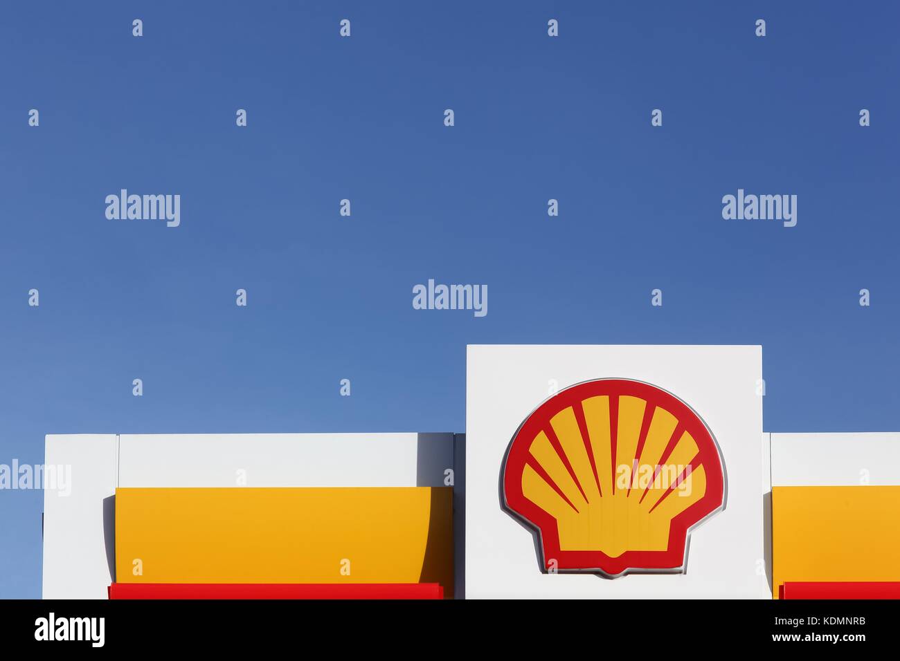 Aarhus, Danimarca - 8 novembre 2015: shell logo su una stazione di gas Foto Stock