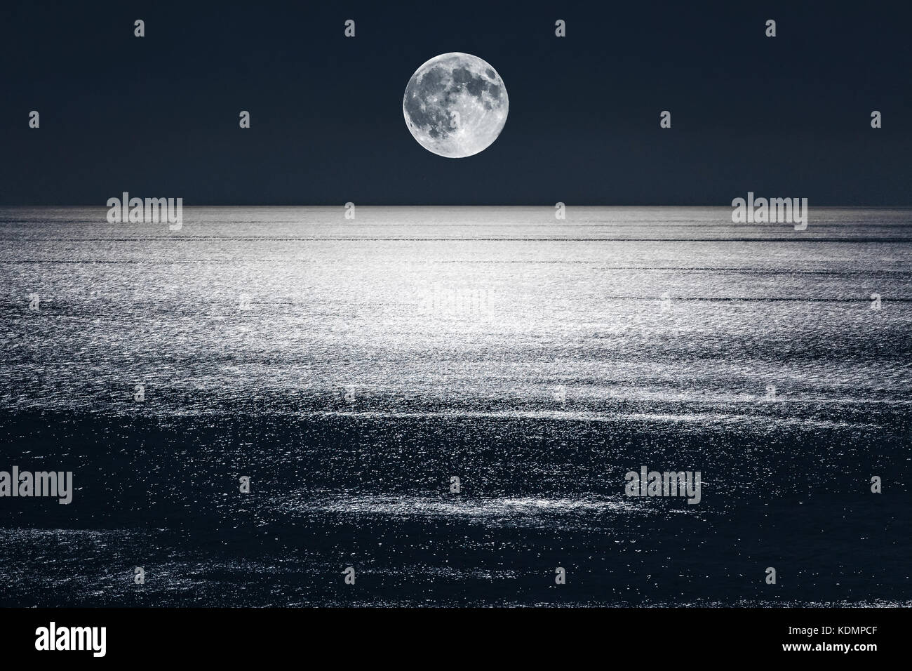 Il moonlight dà una brillantezza alle calme acque del mar mediterraneo Foto Stock