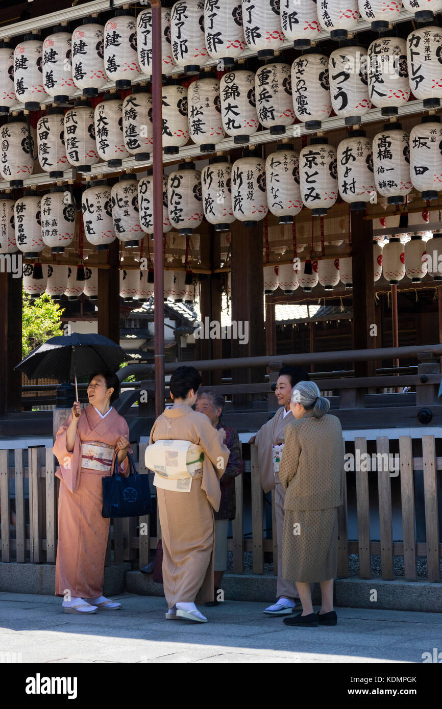 Kyoto, Giappone - 19 maggio 2017: vestito tradizionale delle donne in kimono di fronte al yasaka jinja santuario Foto Stock