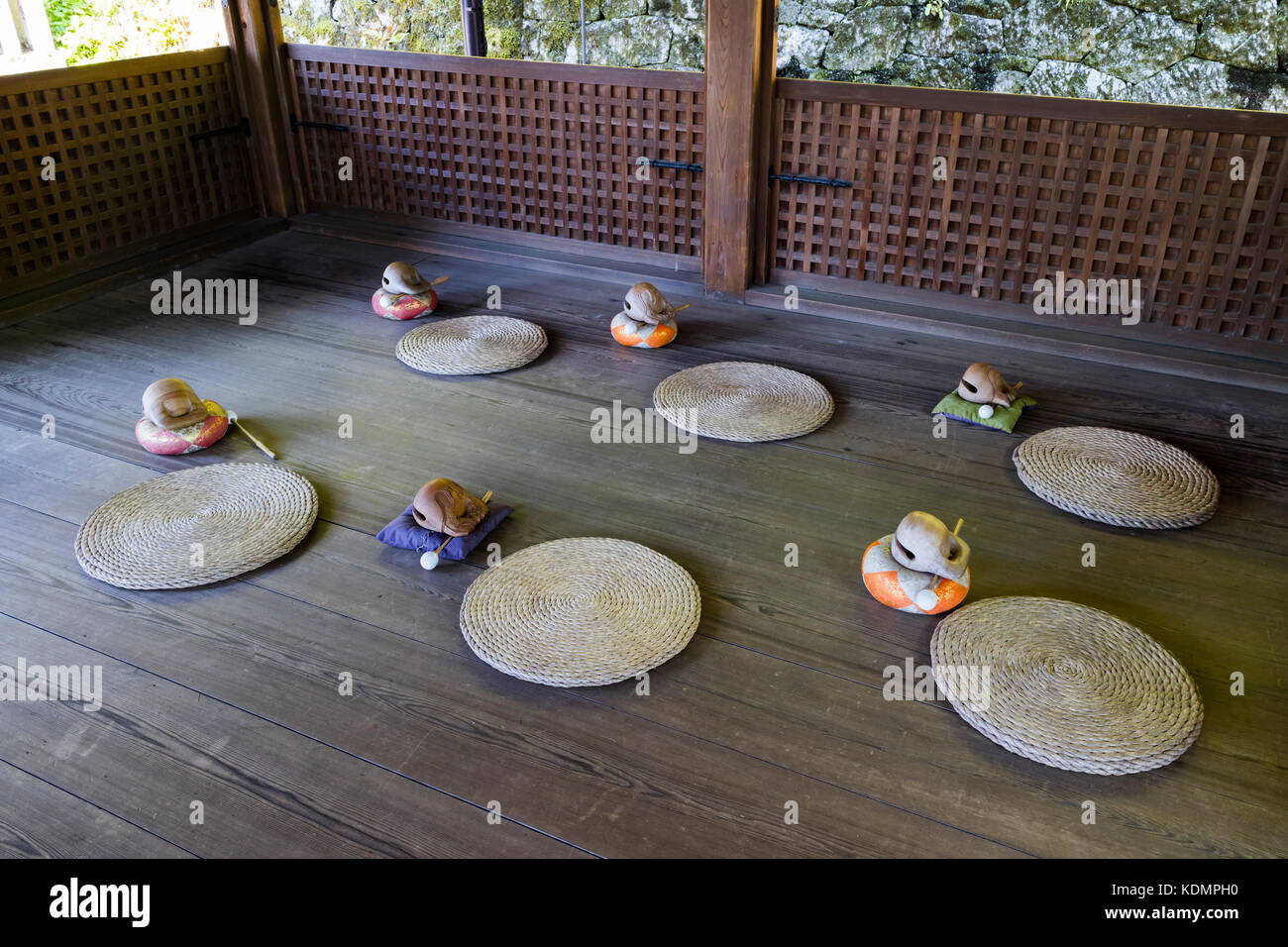 Kyoto, Giappone - 19 maggio 2017: camera con i tradizionali buddisti zen pesci di legno gong, mokugyo e cuscini per eseguire la meditazione Foto Stock