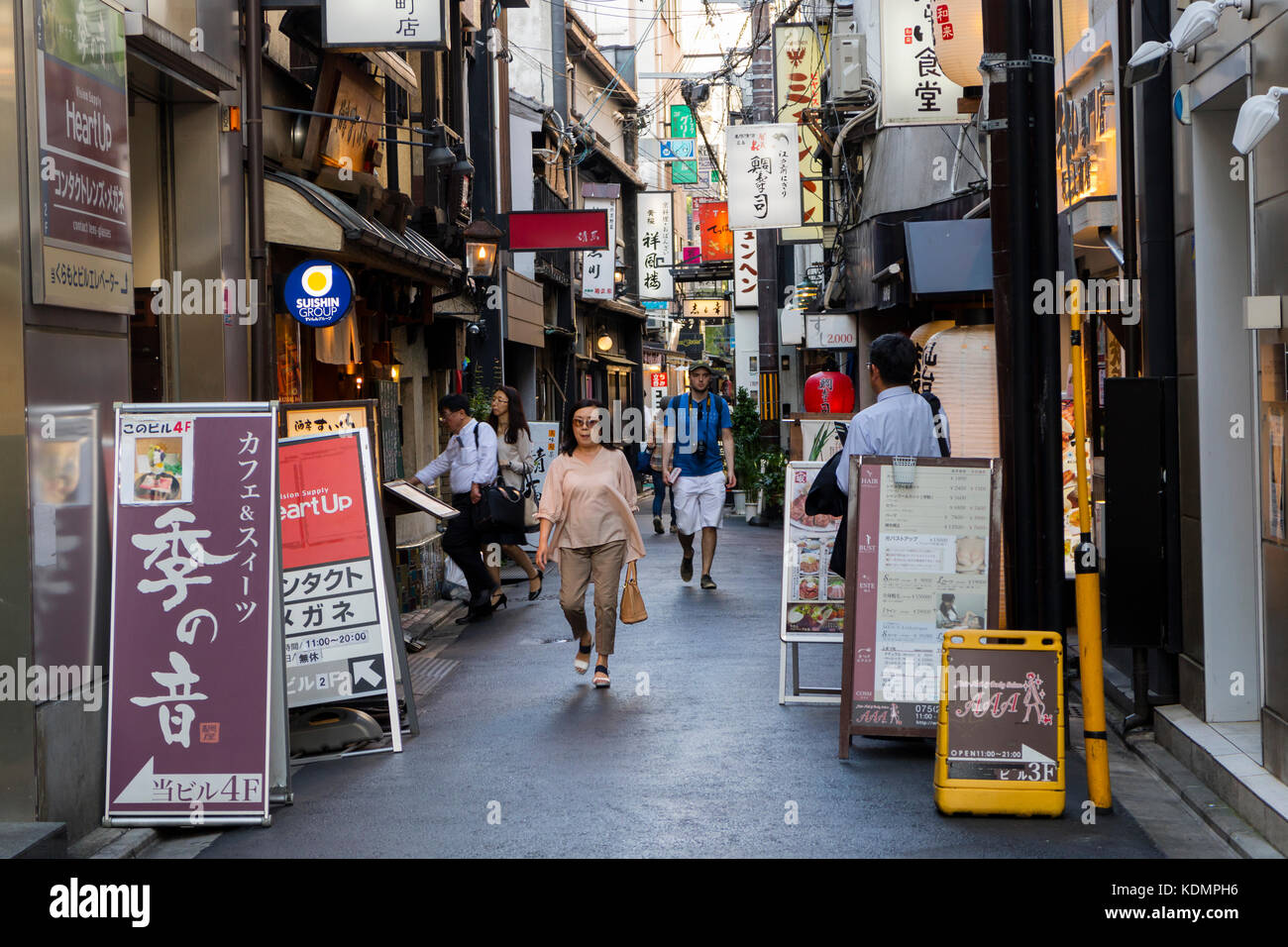 Kyoto, Giappone - 19 maggio 2017: turisti in pontocho dori street, il quartiere chion, al tramonto Foto Stock