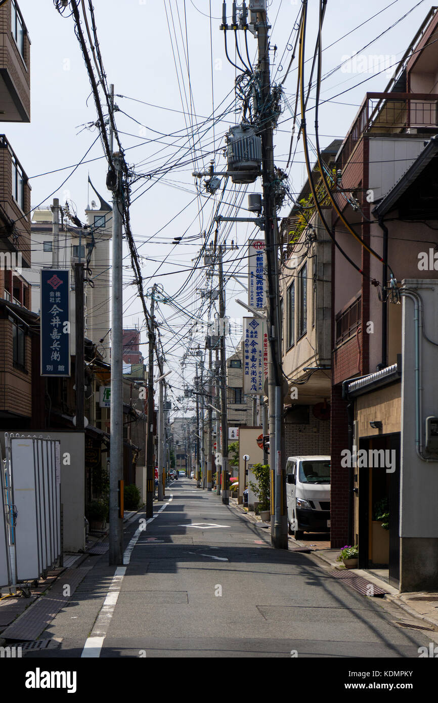 Kyoto, Giappone - 21 maggio 2017: giapponese pilone di elettricità e i cavi overground in un vicolo a Kyoto Foto Stock
