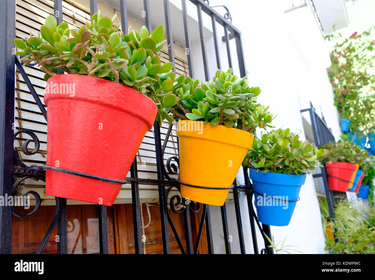 Colori brillanti su plantpots a frigiliane, Spagna. Foto Stock