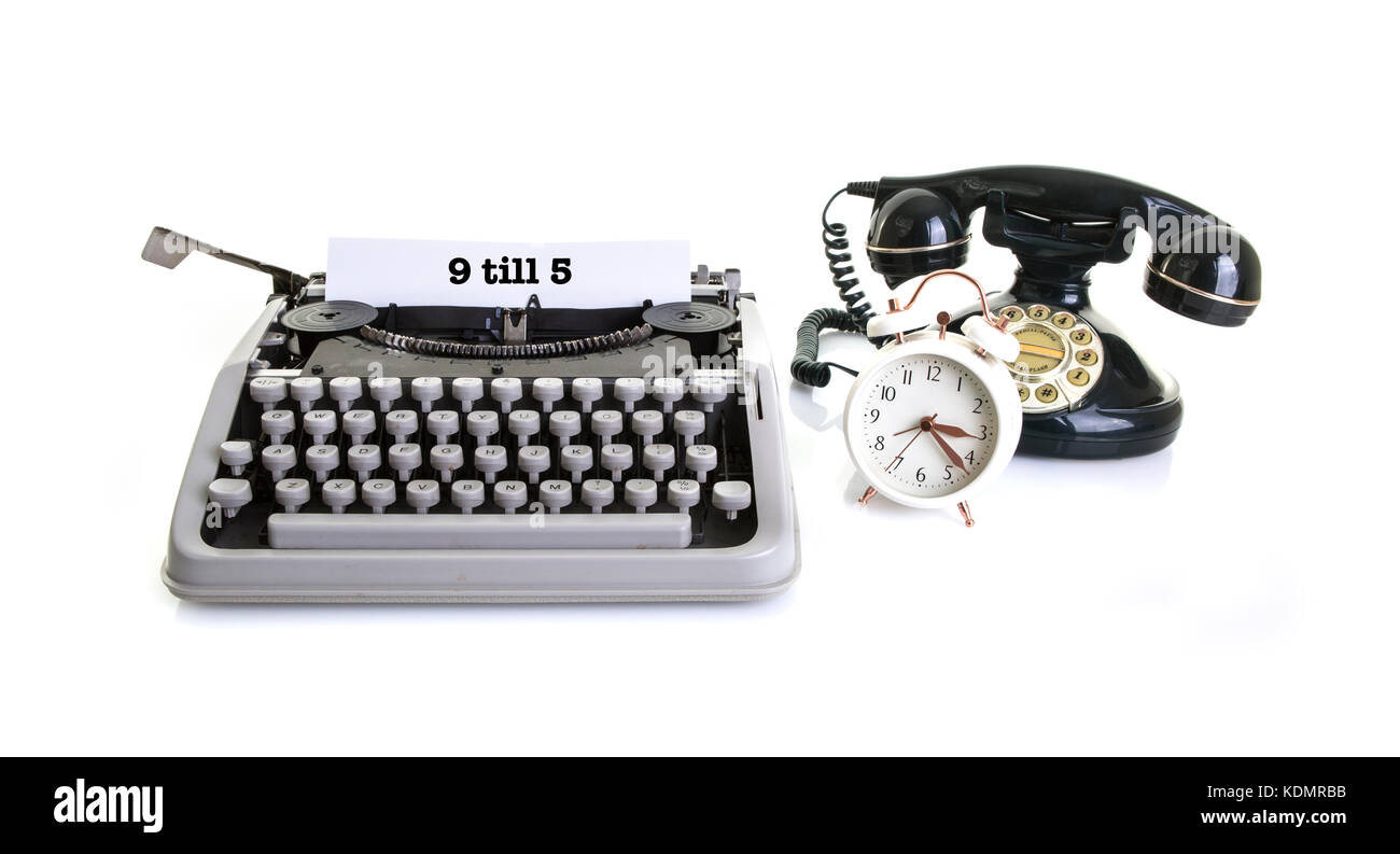 Vecchio Ufficio ancora in vita con la macchina da scrivere retrò, sveglia, telefono su sfondo bianco con copia , spazio Foto Stock