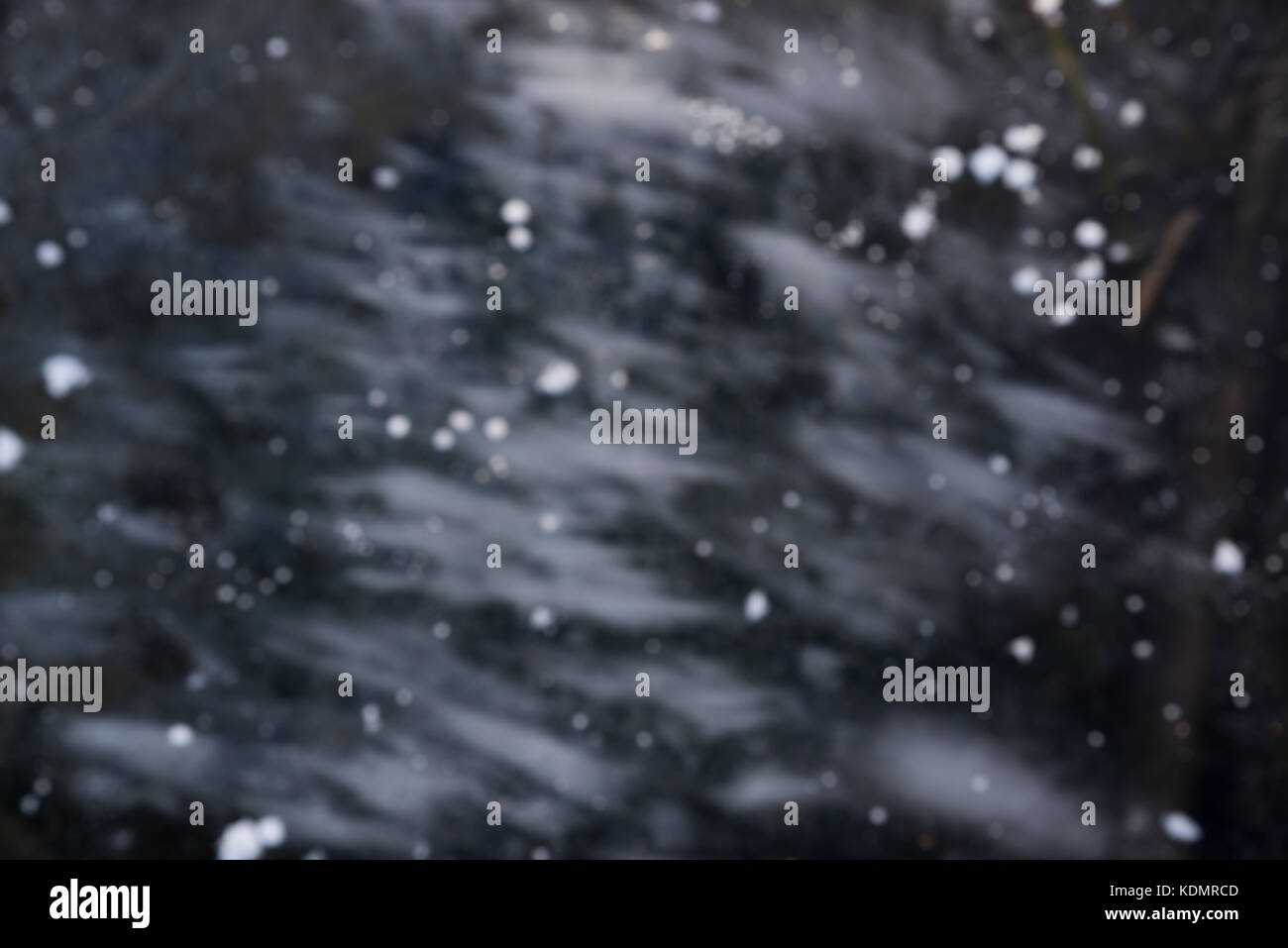 Inverno astratto sfondo a trama. Acqua di un lago ghiacciato. Sfondo scuro con ghiaccio sfocato Foto Stock