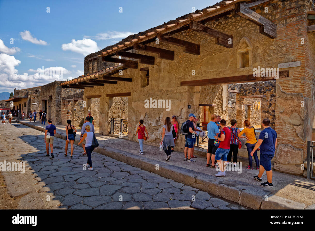 Street e il cafe/shop in le rovine di una città romana di Pompei a Pompei Scavi, vicino napoli, Italia meridionale. Foto Stock