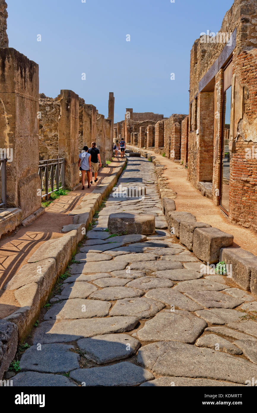 Strade con pietre miliari nella rovina città romana di Pompei a Pompei Scavi, vicino napoli, Italia meridionale. Foto Stock