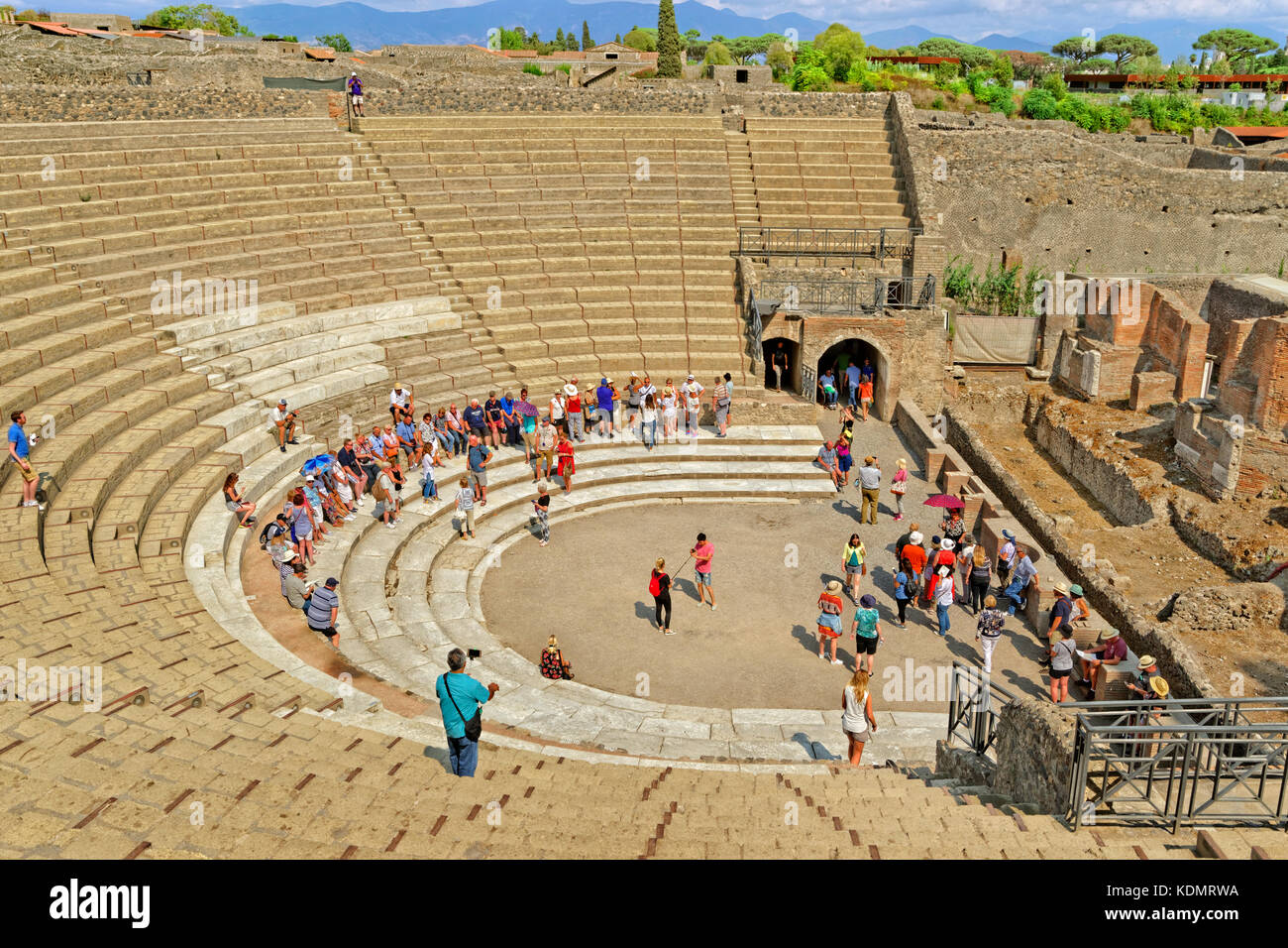 Grand Theatre presso le rovine di una città romana di Pompei a Pompei Scavi, vicino a Napoli, Italia. Foto Stock