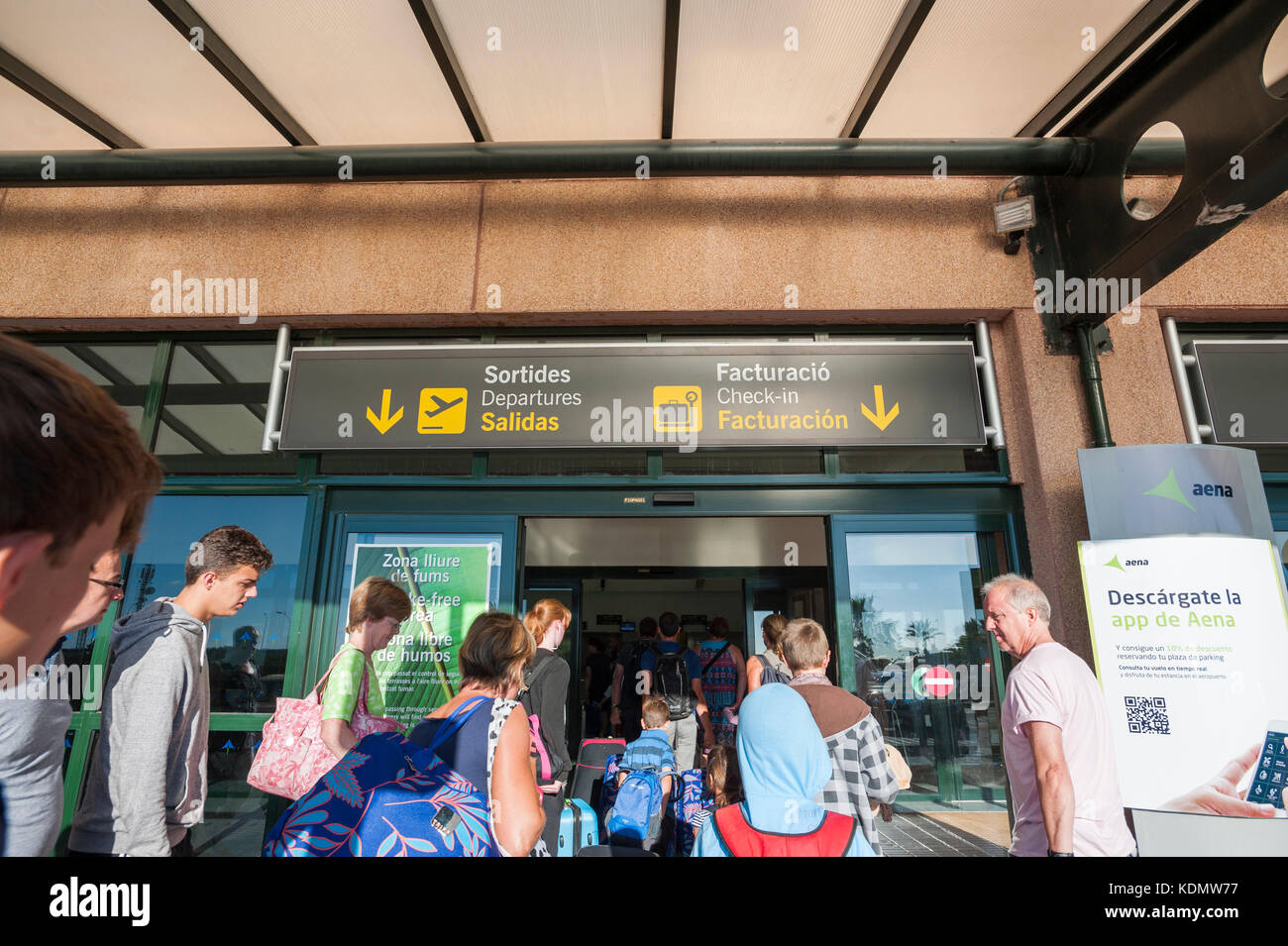 Indicazioni sopra l'ingresso dell'aeroporto Mahon, Minorca, Isole Baleari, Spagna in tre lingue, dall'alto: Menorquín (Catalano) Inglese, Spagnolo Foto Stock