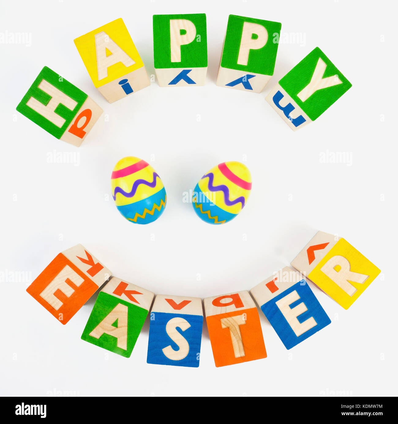 Felice Pasqua messaggio con blocchi giocattolo in un modello di cerchio colorato e uova in plastica isolato. Foto Stock