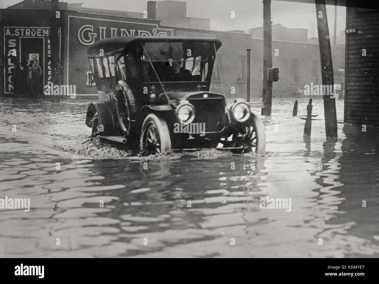 Automobile cercando di ottenere attraverso le acque di esondazione durante la grande alluvione del 1913 - Cleveland Ohio Foto Stock