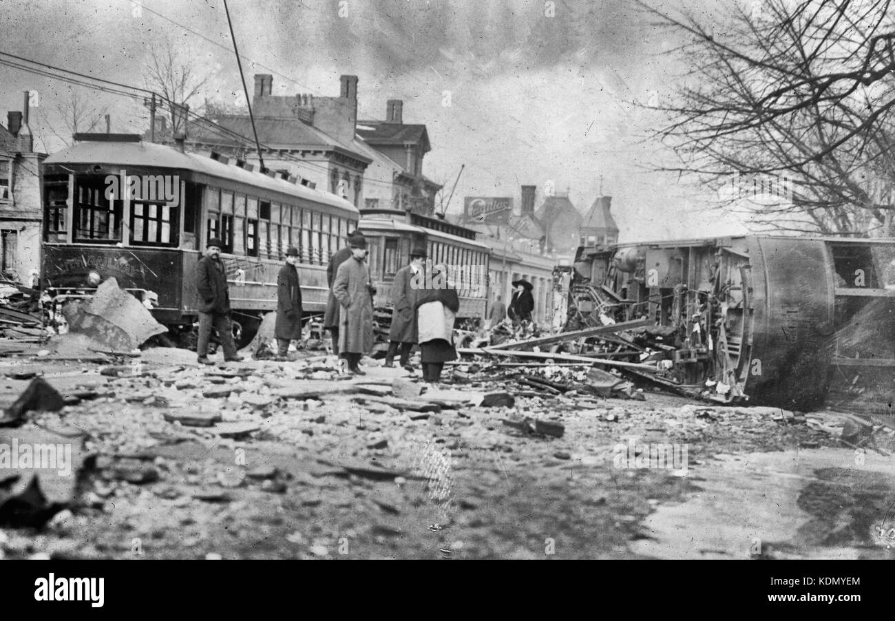Tram ribaltati dal diluvio a Dayton, Ohio durante 1913 flood Foto Stock