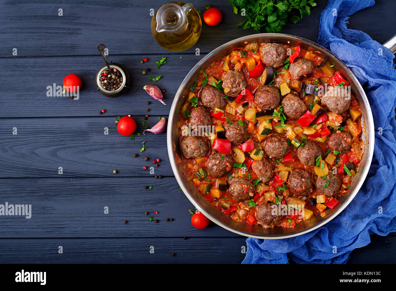 Le polpette di carne in salsa di pomodoro e verdure in umido-pan Foto Stock