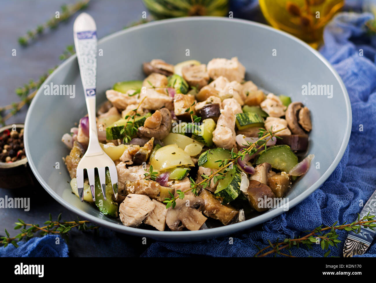 Delicato delle fette di filetto di pollo con zucchine e funghi stufati con erbe italiane. Il mangiare sano. il giusto modo di vita. Foto Stock