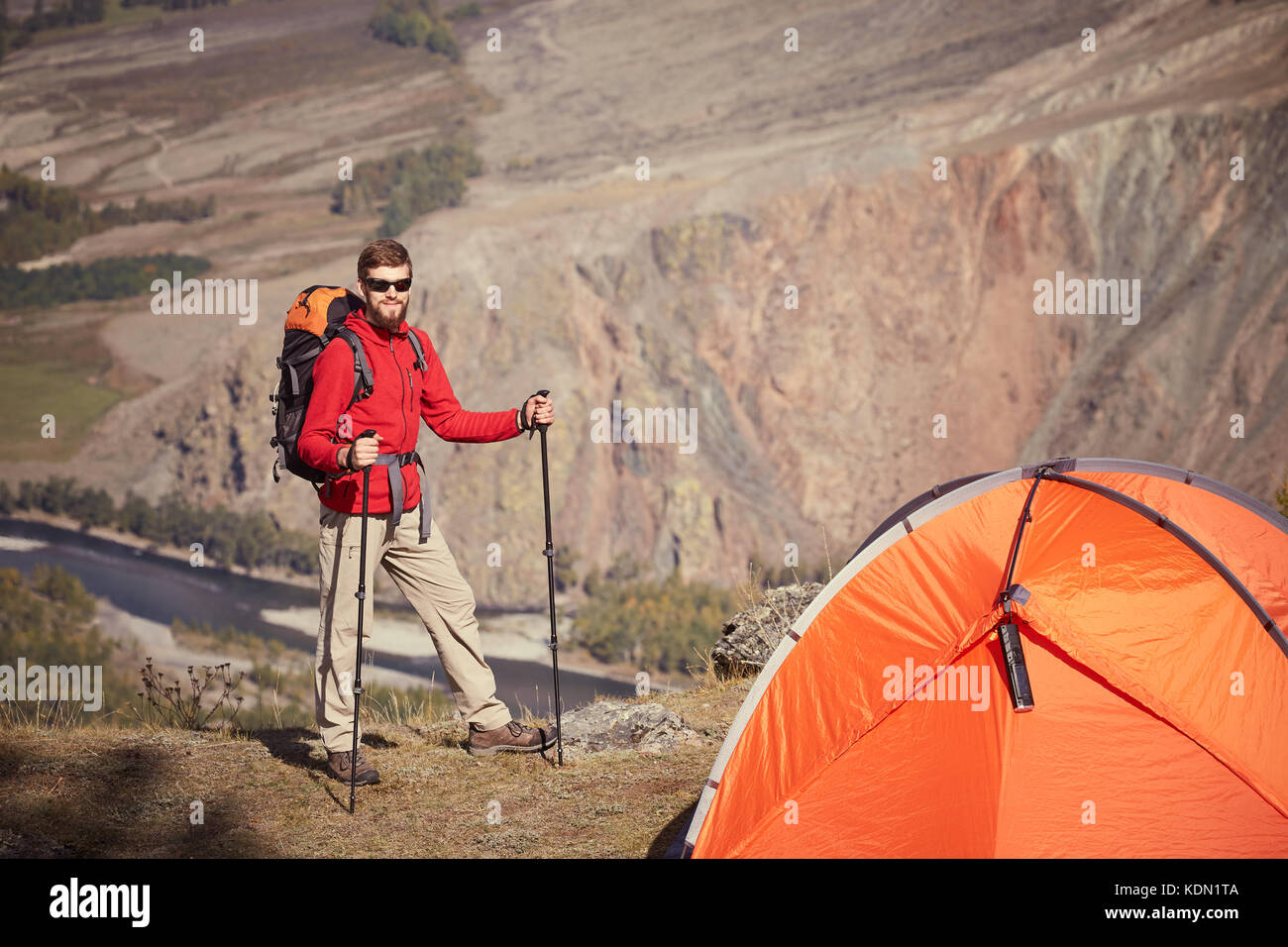 Backpacker con pali in mano. Foto Stock