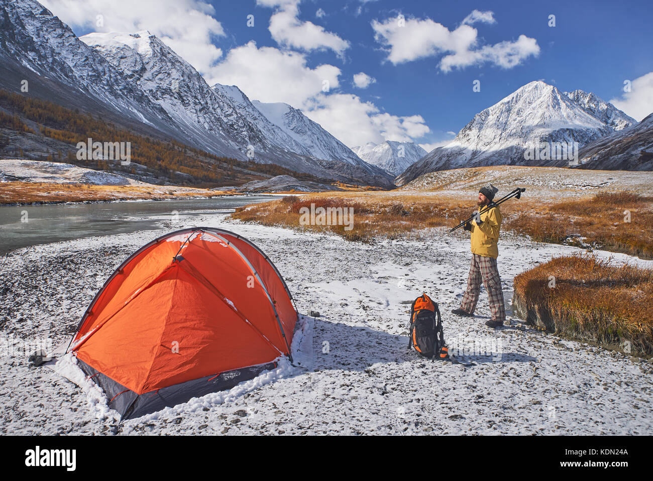 Escursionista con zaino in campeggio in montagna durante la primavera. Foto Stock