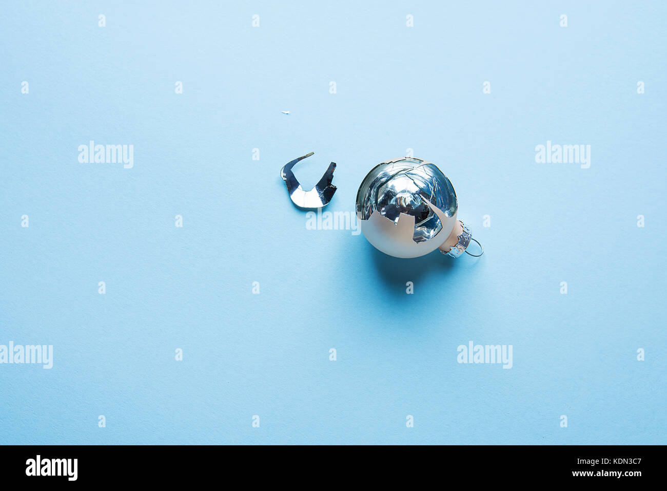 Rotture di albero di natale ornamento palla su sfondo blu. le schegge scintillanti. fortuna speranza concetto. superstizione. Foto Stock