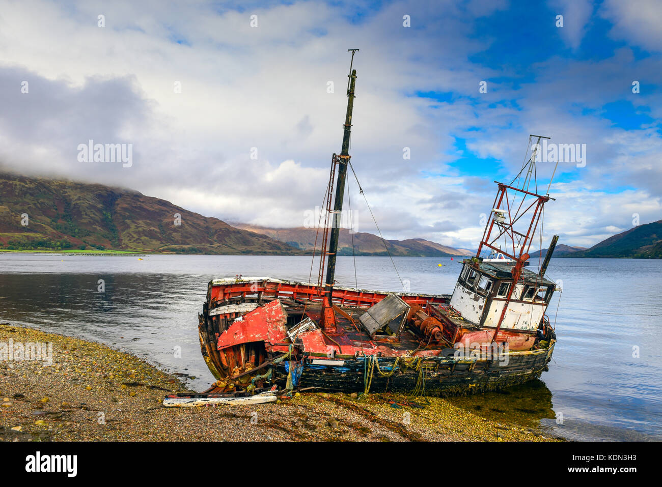 Vecchio trawler cazzate fino sulle rive di Loch linhe in Scozia Foto Stock