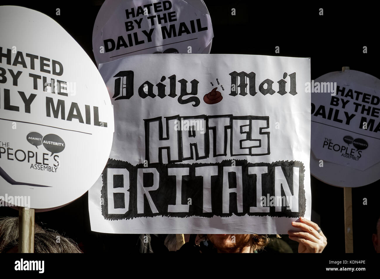 I manifestanti al di fuori del quotidiano Daily Mail sede in Londra, Regno Unito Foto Stock