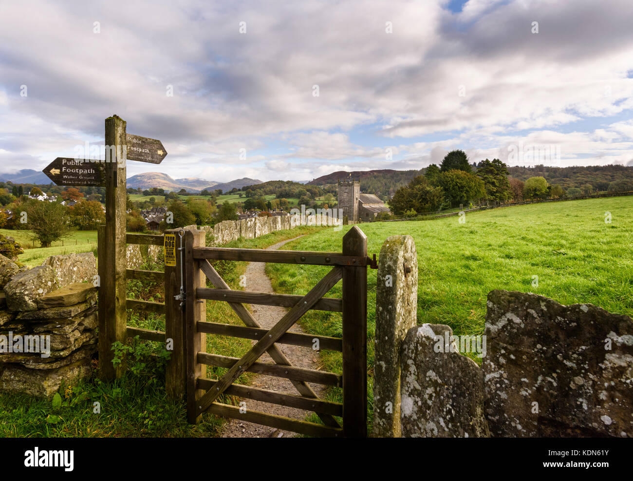 San Michele e Tutti gli Angeli, la Chiesa, la chiesa del villaggio di Hawkshead, Cumbria, Lake District Foto Stock