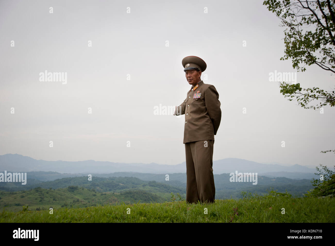 Un officier en charge de la vivité de la DMZ (zone coréenne démilitarisée) le 7 ottobre 2012. Un funzionario responsabile della visita alla DMZ ( Demilitare Foto Stock