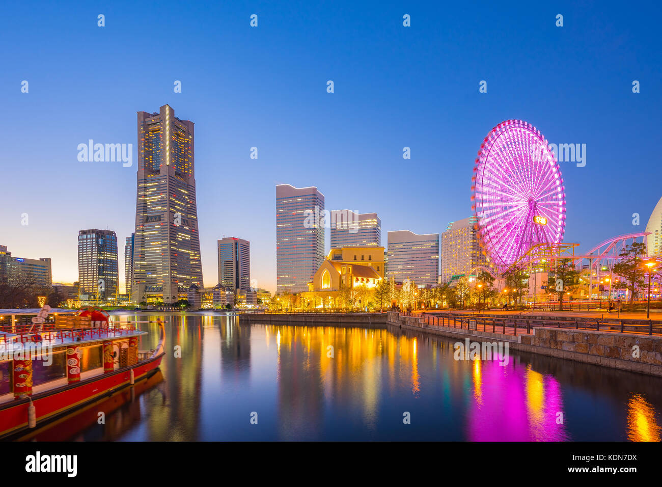 Paesaggio urbano di Yokohama in Giappone a notte. Foto Stock