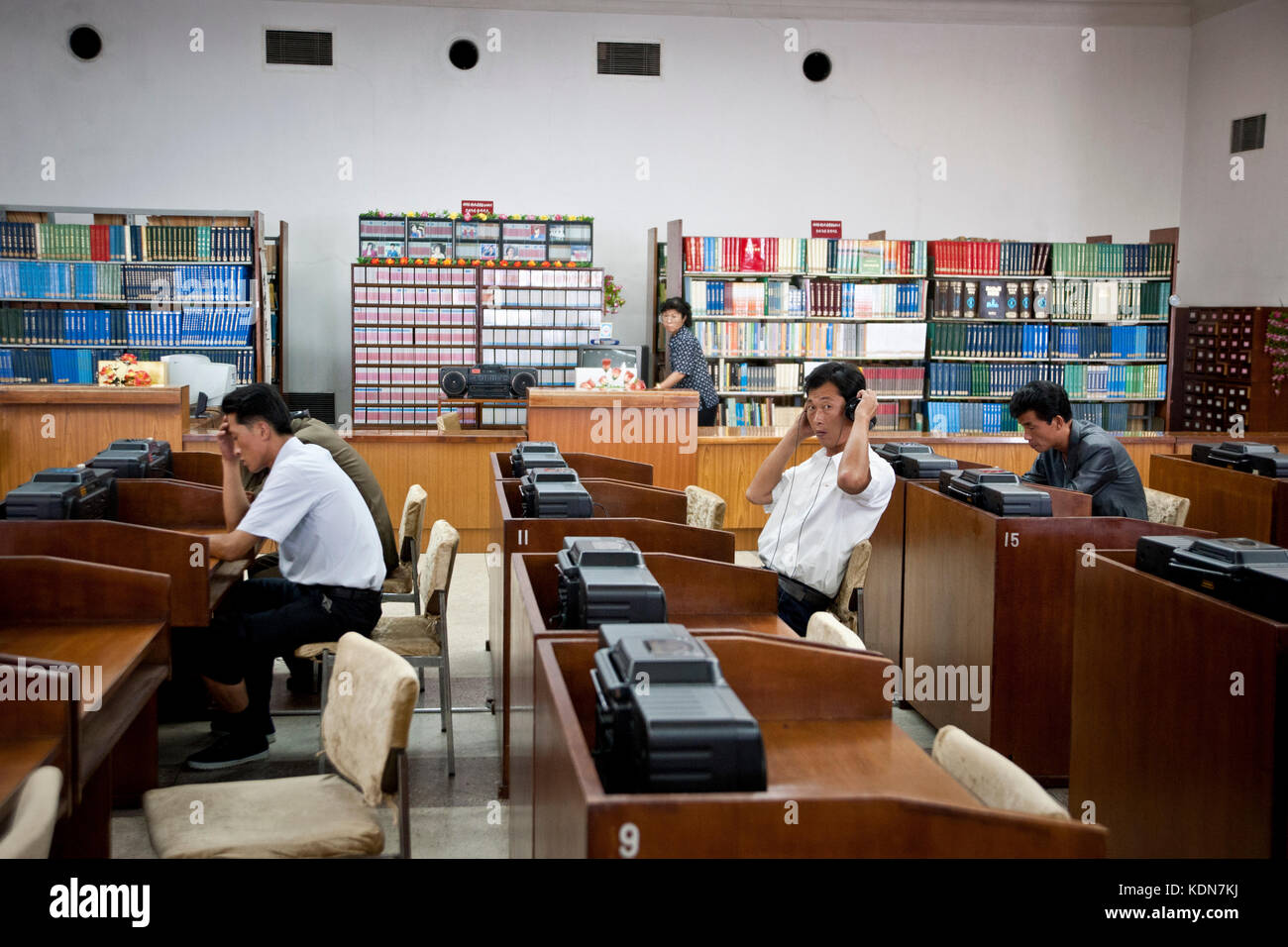 Des Nord coréens écoutent des CD à la grande maison des études du peuple de Pyongyang le 9 ottobre 2012 Casa di Studio del Grande Popolo Biblioteca CD su ottobre Foto Stock