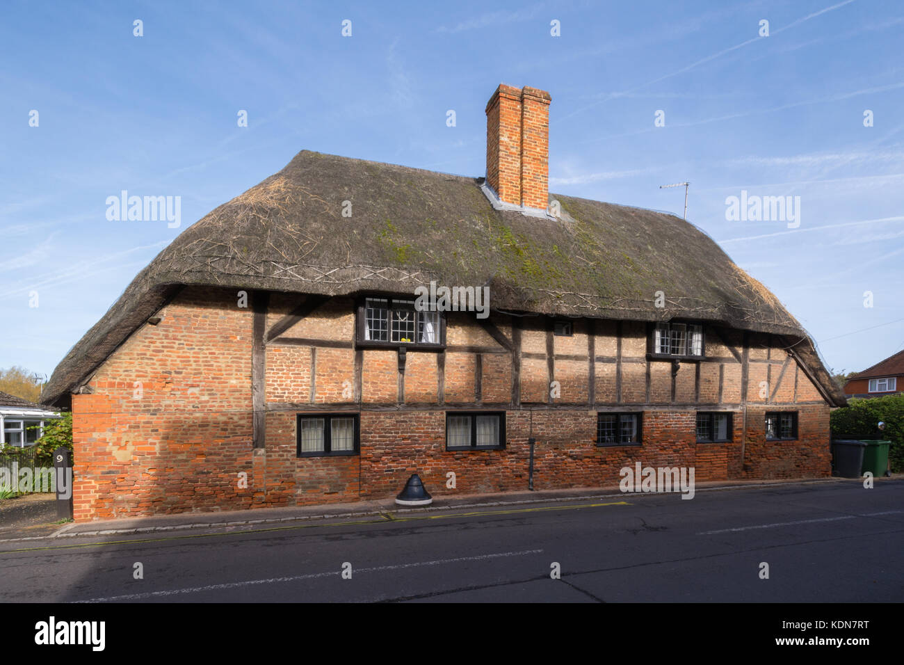 Con il tetto di paglia con cornice in legno cottage nel vecchio villaggio Basing, Hampshire, Regno Unito Foto Stock