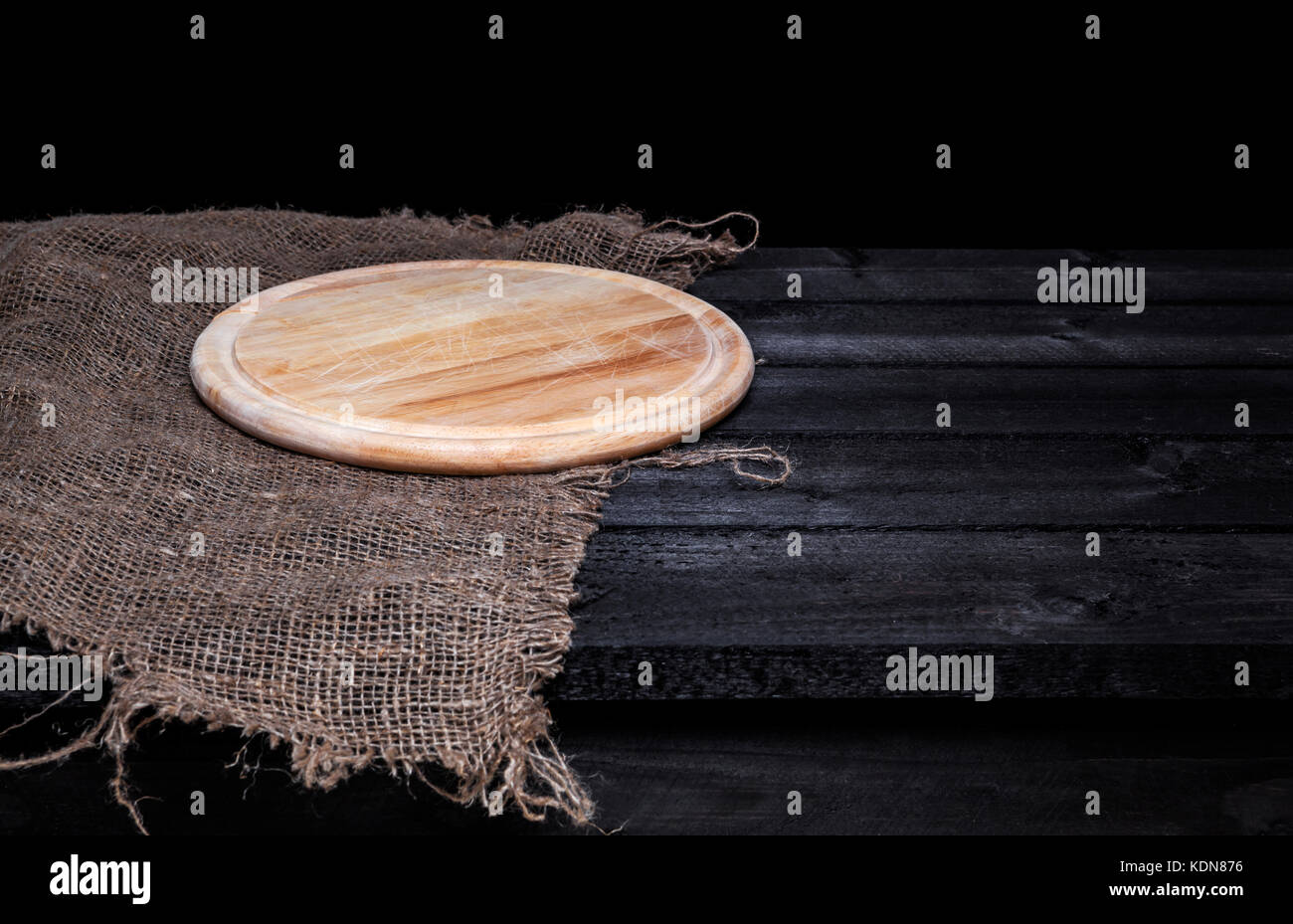 Legno scuro tavolo con vassoio per pizza. montaggio display del prodotto Foto Stock