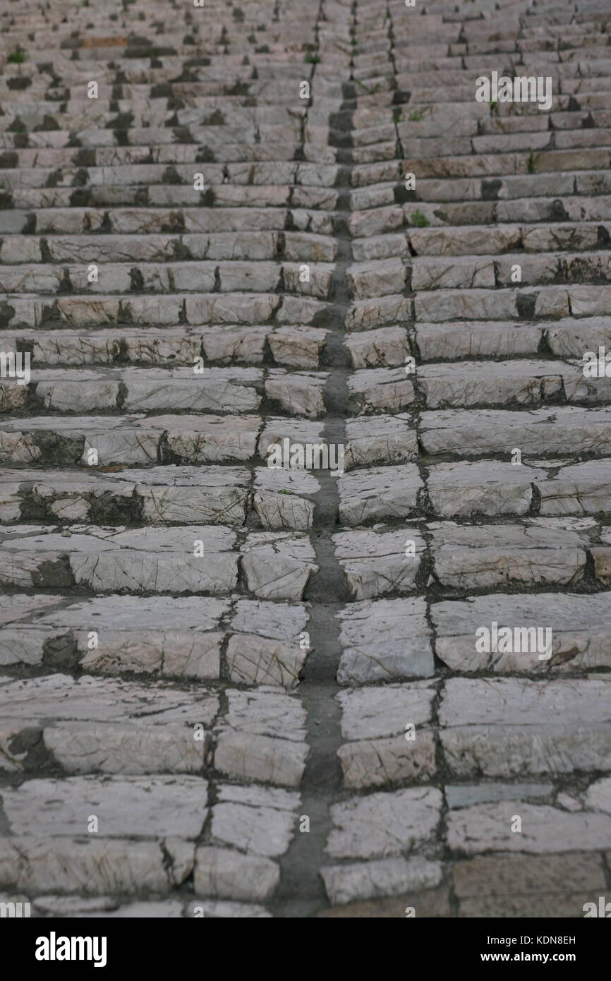 Morbide Stufen einer antigen steinernen Treppe - passi di Morbid di un'antica scala in pietra Foto Stock