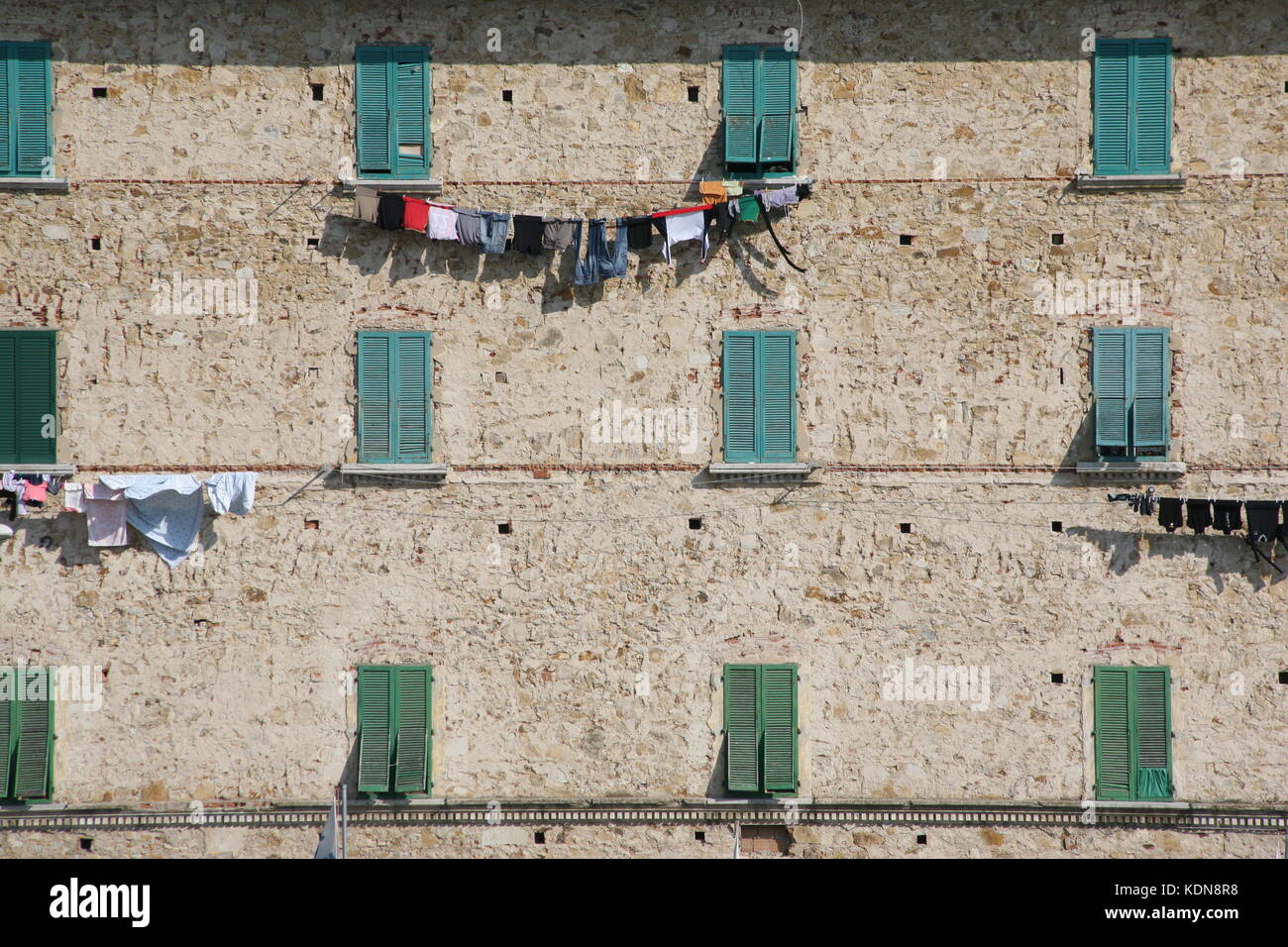 Häuserfront mit Fenster und Wäscheleine in italien - Casa con finestra e guardaroba in italia Foto Stock