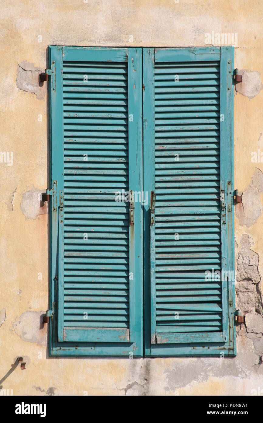 Häuserfront mit Fenster und Wäscheleine in italien - Casa con finestra e guardaroba in italia Foto Stock