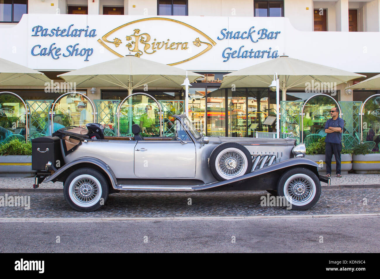 Una lussuosa Beauford Limousine grigio argento parcheggiata fuori da un hotel ad Albufera in Portogallo Foto Stock