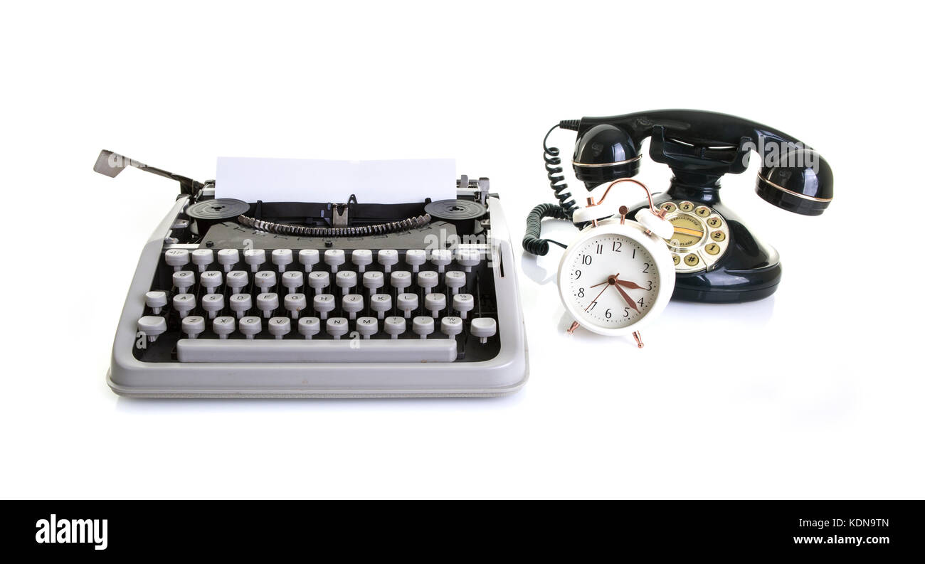 Vecchio Ufficio ancora in vita con la macchina da scrivere retrò, sveglia, telefono su sfondo bianco con copia , spazio Foto Stock