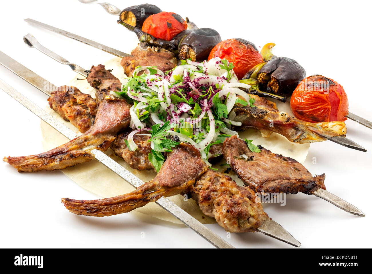Shish kebab su sfondo bianco Foto Stock