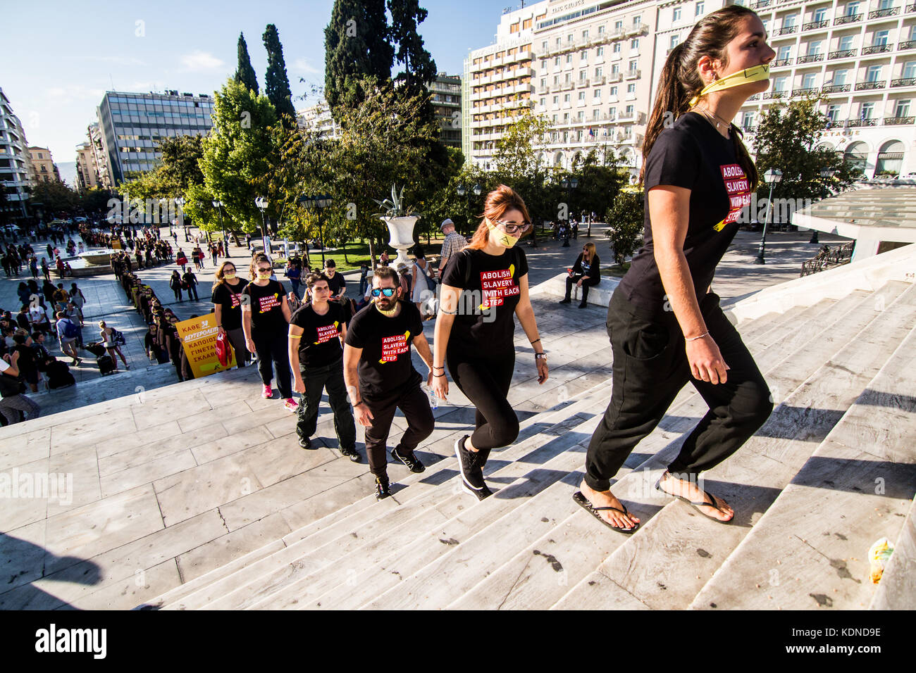 Atene, Grecia. Xiv oct, 2017. ateniesi marzo silenziosamente indossando abito nero e giallo nastri sulla loro bocca durante l 'a piedi per la libertà", un anti-traffico di protesta che avvengono a livello globale. manifestanti hanno iniziato la passeggiata dalla zona di monastiraki verso il parlamento e indietro. Credito: kostas pikoulas/Pacific press/alamy live news Foto Stock