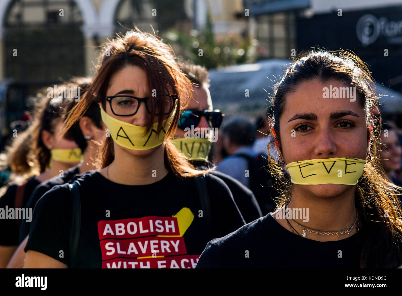 Atene, Grecia. Xiv oct, 2017. ateniesi marzo silenziosamente indossando abito nero e giallo nastri sulla loro bocca durante l 'a piedi per la libertà", un anti-traffico di protesta che avvengono a livello globale. manifestanti hanno iniziato la passeggiata dalla zona di monastiraki verso il parlamento e indietro. Credito: kostas pikoulas/Pacific press/alamy live news Foto Stock