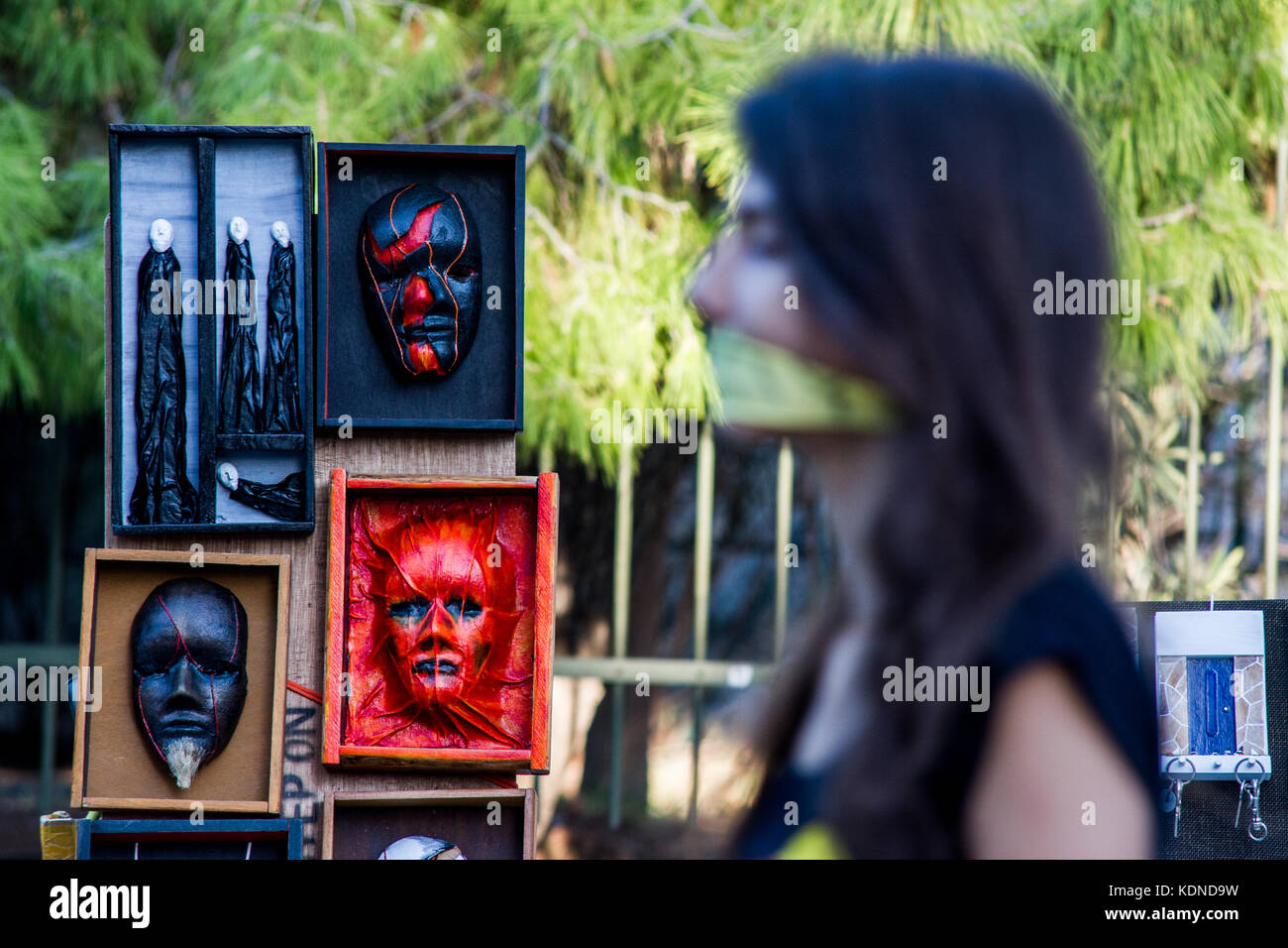 Atene, Grecia. Xiv oct, 2017. ateniesi marzo silenziosamente indossando abito nero e giallo nastri sulla loro bocca durante l 'a piedi per la libertà", un anti-traffico di protesta che avvengono a livello globale. manifestanti hanno iniziato la passeggiata dalla zona di monastiraki verso il parlamento e indietro. Credito: kostas pikoulas/Pacific press/alamy live news Foto Stock